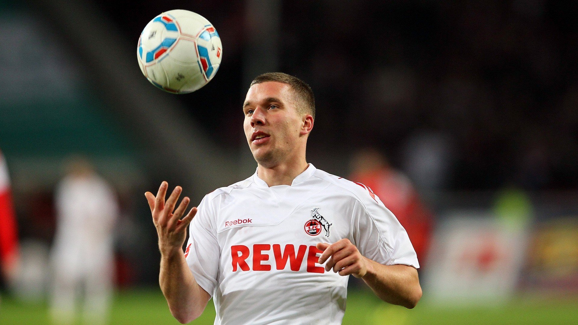 开云体育入口-那不勒斯双子星闪耀圣西罗，克瓦拉茨赫利亚攻防统治助AC米兰险胜里昂